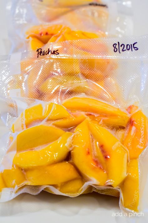 How To Freeze Peaches, Freezing Fresh Peaches, Preserve Peaches, Freeze Vegetables, Freezing Food Guide, Freeze Fruit, Freezing Peaches, Freezing Veggies, Freeze Food