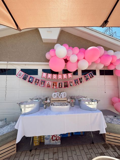 Graduation Party Ideas Drinks, Girly Grad Party Ideas, Grad Party Decorations Outdoor, Graduation Party Ideas Aesthetic Pink, Grad Party Inspo Pink, Grad Party Decorations Pink, Grad Party Ideas Pink, Grad Party Inspo 2024, Pink And White Graduation Party