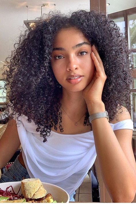 Cabello Afro Natural, Pelo Afro, Natural Curls Hairstyles, 4c Hair, Curly Hair Inspiration, Curly Girl Hairstyles, Curly Hair Cuts, Persona 5, Long Curly Hair