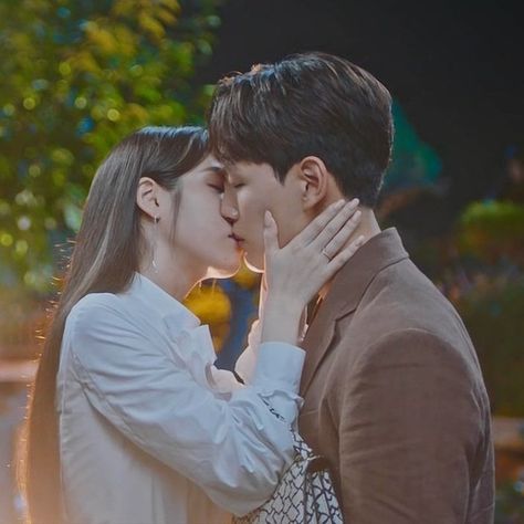 Hands Behind Back Pose Reference, Hotel Deluna, Kissing Scene, Iu Hair, Korean Drama Romance, Kissing Scenes, Couple Poses Reference, Jin Goo, Romantic Couples Photography