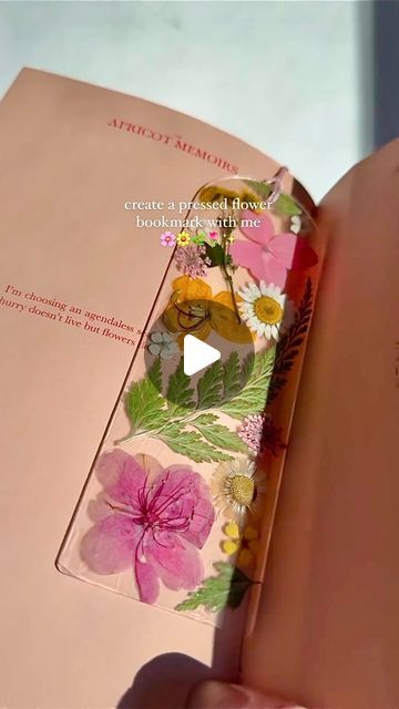 Book Mark With Pressed Flowers, Bookmarks Pressed Flowers, Glass Pressed Flowers Diy, Pressed Flower Art Aesthetic, Diy Teacher Bookmarks, Dried Flowers Bookmark Diy, Real Flower Bookmarks, Bookmark With Flowers, Pressed Leaf Bookmarks