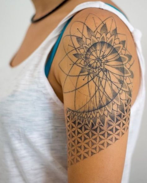 Tatouage Fibonacci, Fibonacci Tattoo, Flower Of Life Tattoo, Spiral Tattoos, Geometric Sleeve Tattoo, Sacred Geometry Tattoo, Muster Tattoos, Geometry Tattoo, Inspiration Tattoos