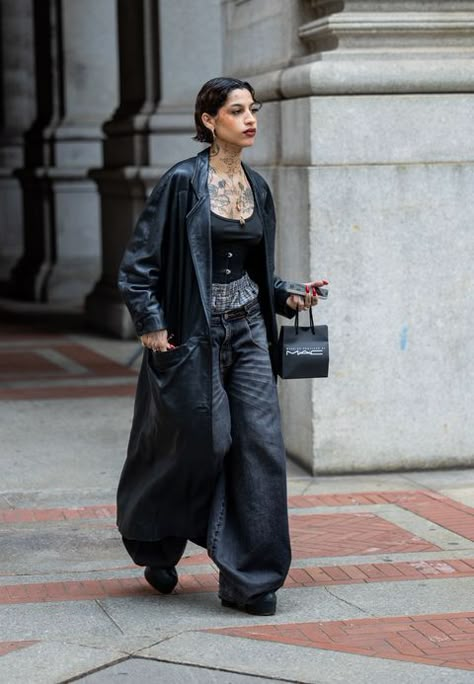 2025 Street Style, Fashion Week 2024 Street Style, Romantic Street Style, Goth Street Style, China Street Style, Outfit Punk, Street Style India, Edgy Street Style, New Goth