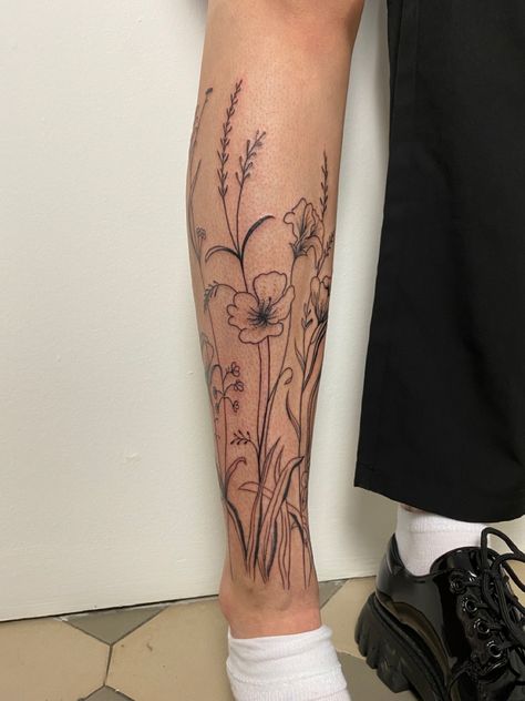 Tattoos Earthy, Flower Leg Tattoos, Earthy Tattoos, Ankle Tattoo Designs, Tato Lengan, Leg Tattoos Women, Discreet Tattoos, Subtle Tattoos, Ankle Tattoo