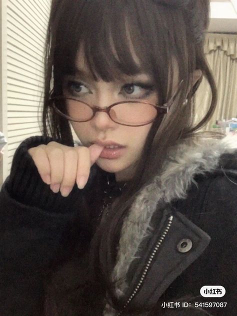 Soft Bayonetta Makeup, Bayonetta Makeup, Bayonetta Glasses, Glasses Inspiration, Doll Eye Makeup, 사진 촬영 포즈, Cute Glasses, I Love Girls, Selfie Poses