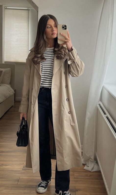 Womens Long Coat Outfit, Style With Trench Coat, Beige Mac Coat Outfit, Trench Coat Airport Outfit, Coat And Cap Outfit, Mango Trench Coat, Trench Coat And Jeans Outfit, Beige Trench Outfit, Ootd Trench Beige