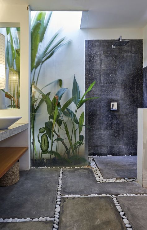 The shower in the 3rd bathroom in Maceri Villa Bali. Book here: https://www.agoda.com/en-sg/designed-villa-private-pool-bbq-wifi-seminyak-side/hotel/bali-id.html?cid=-218 Outdoor Bathroom Design Ideas, Tropical Bathroom Decor, Bali Style Home, Indoor Outdoor Bathroom, Inspiration Deco, Outdoor Bathroom Design, Tropical Bathroom, Bali House, Outdoor Bath