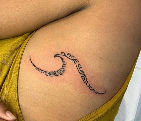 Unique Hawaiian Tattoo, Polynesian Tattoos Women Small, Simple Moana Tattoo, Hawaiian Wave Tattoo, Maui Hawaii Tattoo Ideas, Small Moana Tattoos Ideas, Women Hawaiian Tattoo, Cute Hawaiian Tattoos, Tahitian Tattoo Women