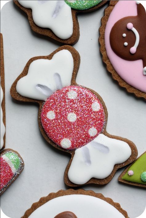 Staying Organized While Decorating Cookies – 10 Tips | Sweetopia Candy Cookies Decorated, Christmas Cookies Decorating, Gingerbread Cookies Decorated, Decorate Cookies, Decorate Christmas, Winter Cookie, Decorating Cookies, Christmas Cookies Easy, Sugar Cookie Designs