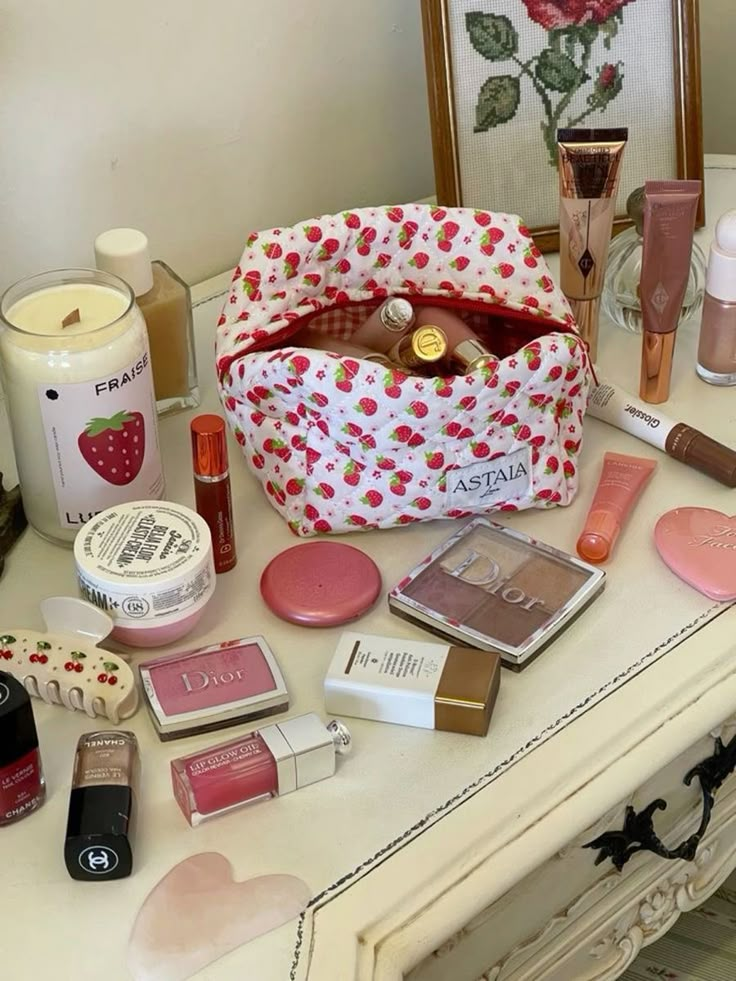 𝒫𝒾𝓃: 𝑔𝑜𝓁𝒹𝓈𝒽𝑜𝓇𝓉𝓎 💌 Aesthetic Makeup Bags, Cosmetic Bag Aesthetic, Lyrics Picture, Makeup Bag Aesthetic, Makeup Pouches, Being A Girl, Cosmetics Skincare, Cosmetics Bag, Stationery Accessories