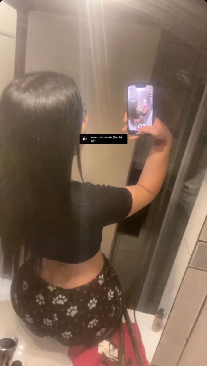 Latina Gyatt Mirror, Latina Arch, Body Mirror Pics Baddie, 2000s Pfps, Baddie Selfies Instagram, Latina Mirror Selfie, Latina Baddie Instagram, Fake Selfie, Shower Snaps