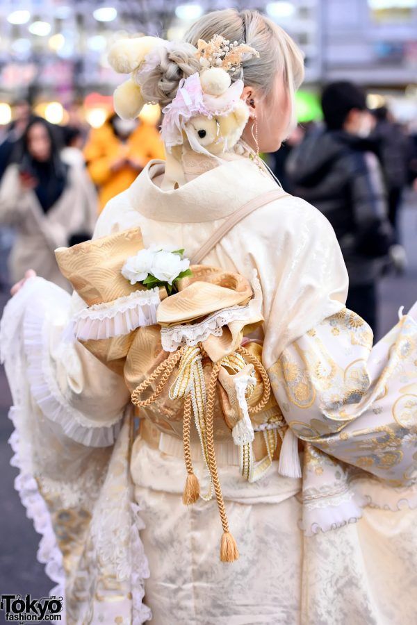 Handmade Japanese Kimono on the Street in Tokyo For Coming of Age Day Modern Kimono Fashion, Otome Fashion, Coming Of Age Day, Mode Harajuku, Furisode Kimono, Traditional Asian Dress, Japanese Traditional Clothing, Harajuku Japan, Supreme Bape