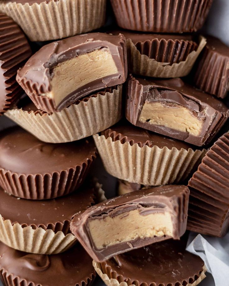 there are many chocolates stacked on top of each other with peanut butter in the middle