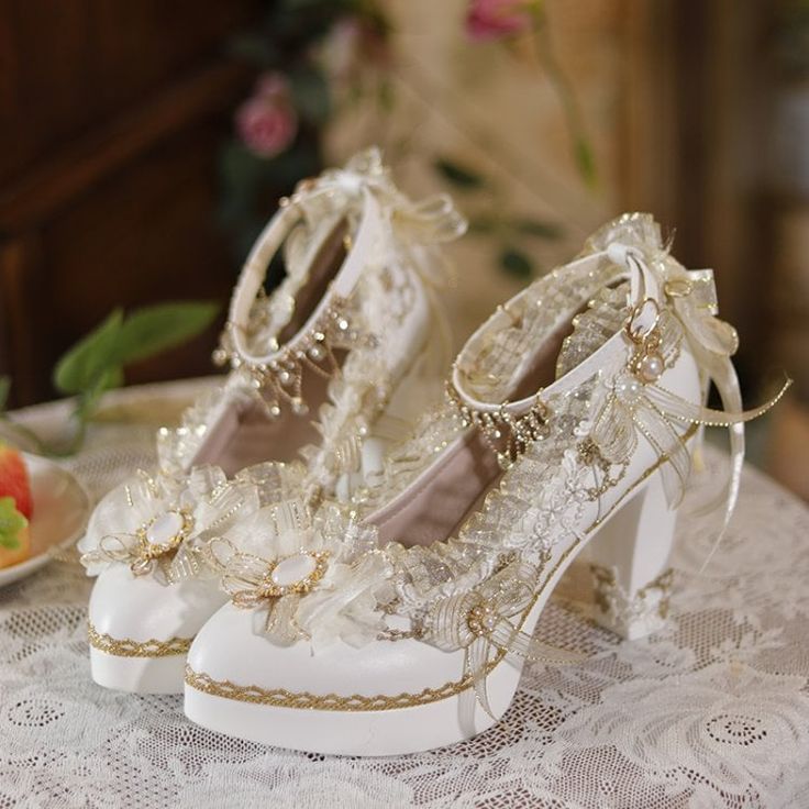 White And Gold High Heels, Fairy Tale Shoes, Nontraditional Wedding Shoes, Fantasy Wedding Shoes, Dainty Wedding Shoes, Heels For Quince, Cute Heels Aesthetic, Princess Shoes Heels, Fantasy Shoes Heels