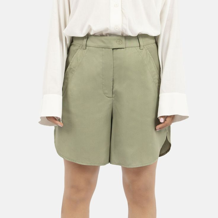 The high-waisted above-the-knee shorts with spacious leg width for style and comfort. Flaunting the layered side detail and curved edges at bottom for a playful and minimalistic look, whilst the rear side seam is left out for a cleaner look. An extended waistband and belt loops are present for optional adjustment. To complete the look, pair it with the Auckland Minimalistic Blazer. Wash at 40°C with similar colours. Do not bleach. Hang to dry. Iron at medium temperature. Do not tumble dry. Wide Leg Shorts With Built-in Shorts, Daywear Bottoms With Built-in Shorts, Solid Knee-length Shorts For Spring, Chic Bottoms With Built-in Shorts And Relaxed Fit, Trendy Wide Leg Shorts In Solid Color, Trendy Spring Pants With Built-in Shorts, Trendy Wide Leg Shorts, Modern Bottoms With Built-in Shorts For Spring, Modern Bottoms With Built-in Shorts