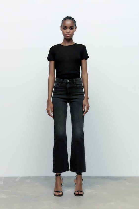 Zara Cropped Flare Jeans, Mini Flare Jeans Outfit, Flare Black Jeans Outfit, Black Flared Jeans Outfit, Black Denim Jeans Outfit, Cropped Flare Jeans Outfit, Black Flare Jeans Outfit, Mini Flare Jeans, Black Zara Jeans