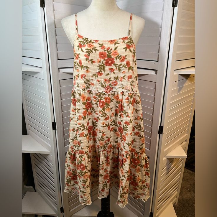 New American Eagle Dress Size Medium Beige Lined Casual Sundress, Casual Beige Lined Sundress, Beige Knee-length Summer Sundress, Beige Sundress For Garden Party, Beige Lined Sundress For Brunch, Casual Beige Sundress For Garden Party, Casual Cream Midi Sundress, Beige Knee-length Sundress, Beige Midi Sundress For Daytime