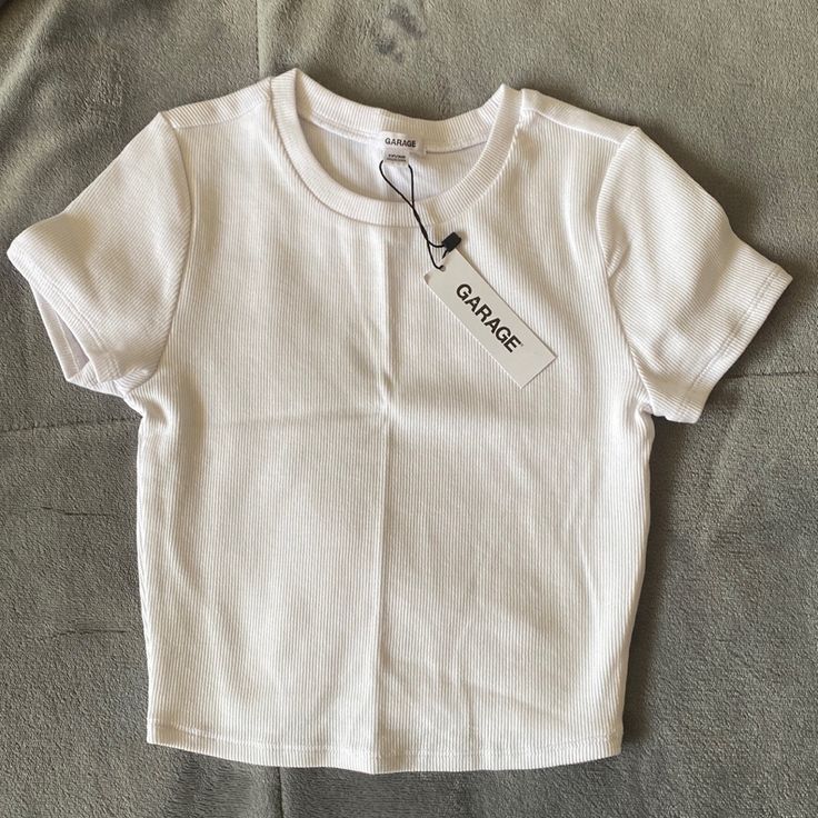 New With Tags Size Xs Basic White Cropped T Shirt Brand: Garage Clothing Garage Tops Clothing, Cute White Crop Tops, Tshirts For Women Casual Tees, Basic Tees Women, White Cropped Shirt Outfit, Garage Clothes, White Crop Shirt, Basic White Shirt, Cute White Shirts