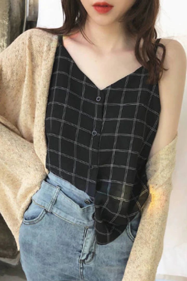 Sexy Plaid V-Neck Tank Top – Nada Outfit Land Trendy Plaid V-neck Top, Early Fall Outfits, Jeans Outfits, V Neck Tank Top, Current Fashion Trends, Plaid Fashion, Outfits Winter, Petite Outfits, Casual Fall Outfits