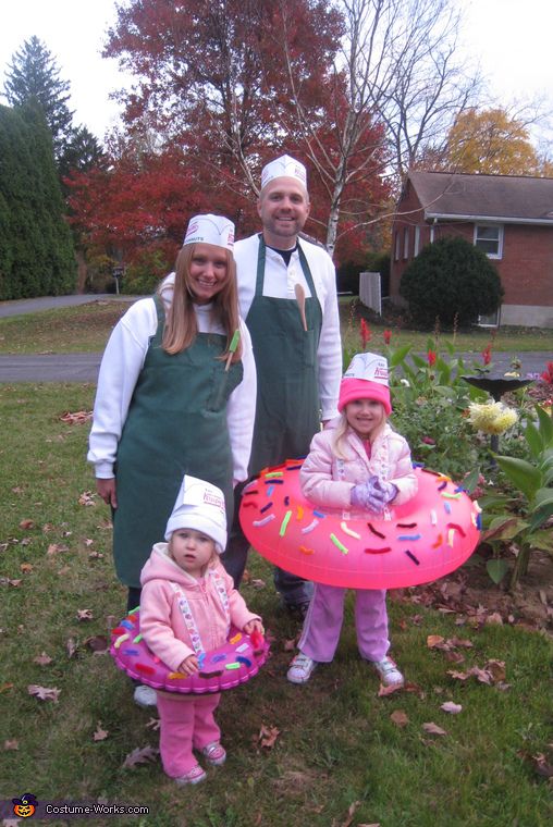 Family Halloween or Purim costumes: Bakers (mom and dad wear white button downs, aprons, and kitchen worker hats) and the kids are the donuts with decorated life preservers.  Too cute! Donut Costume, Diy Fantasia, Family Halloween Costume, Homemade Costumes, Halloween Pins, Halloween Costume Contest, Creative Costumes, Group Halloween Costumes, Family Costumes