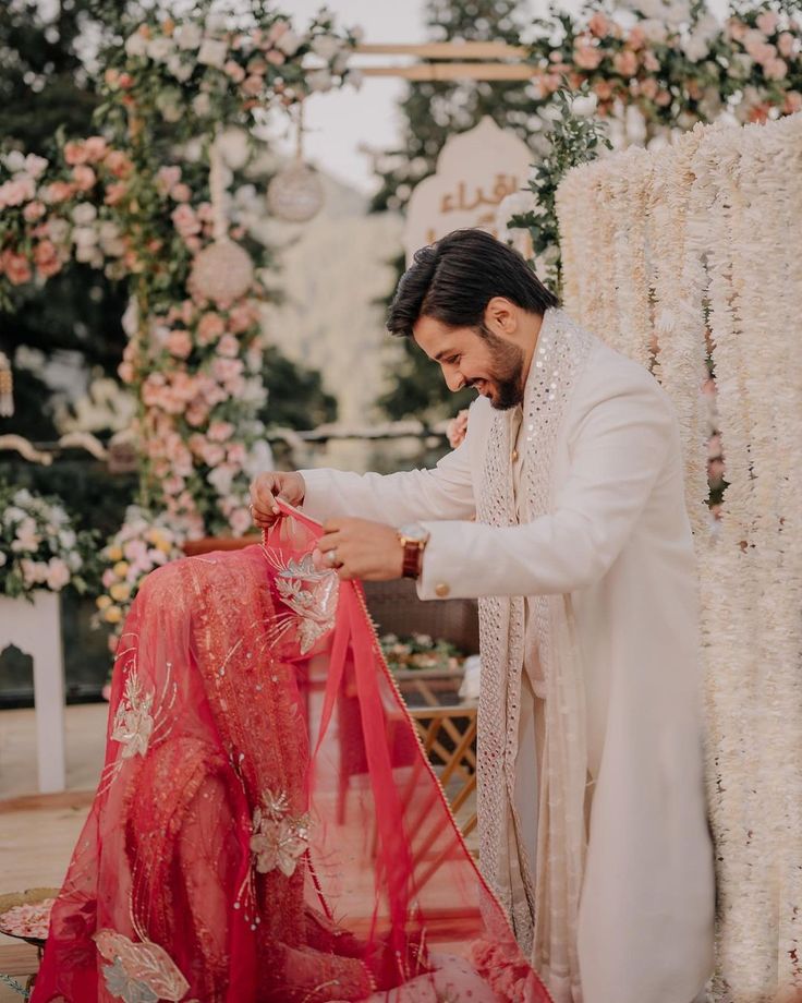 2023 Bridal Makeup, Nikkah Photos, Iqra Kanwal, Bridal Jewellery Ideas, Latest Bridal Jewellery, Nikkah Decor, Princess Wedding Theme, Indian Wedding Aesthetic, Muslim Wedding Photos