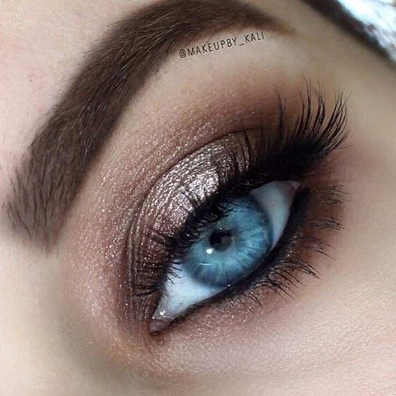 How to Rock Makeup For Blue Eyes - Easy Makeup Tutorials & Ideas Makeup Look For Blue Eyes, Prom Styles, Rock Makeup, Wedding Hairstyles And Makeup, Flot Makeup, Simple Eye, Dream Prom, Easy Makeup Tutorial, Hooded Eye Makeup