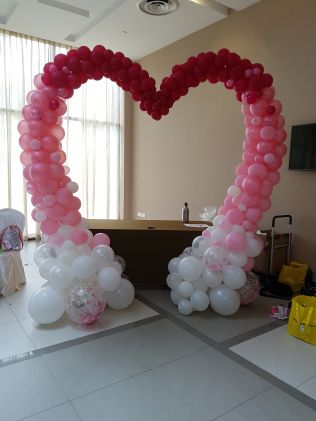 balloons are arranged in the shape of a heart on display at a wedding or baby shower