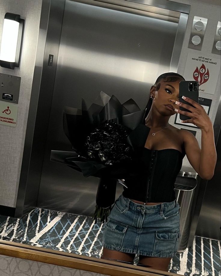 Bustier Top With Skirt, Birthday Skirt Outfits Black Women, Black Photo Shoot Outfits, Classy Bday Outfits, Cute Date Outfits Black Women, 15th Birthday Outfit Ideas, Birthday Outfit Skirt, Corset Outfit Black Women, After Party Outfit