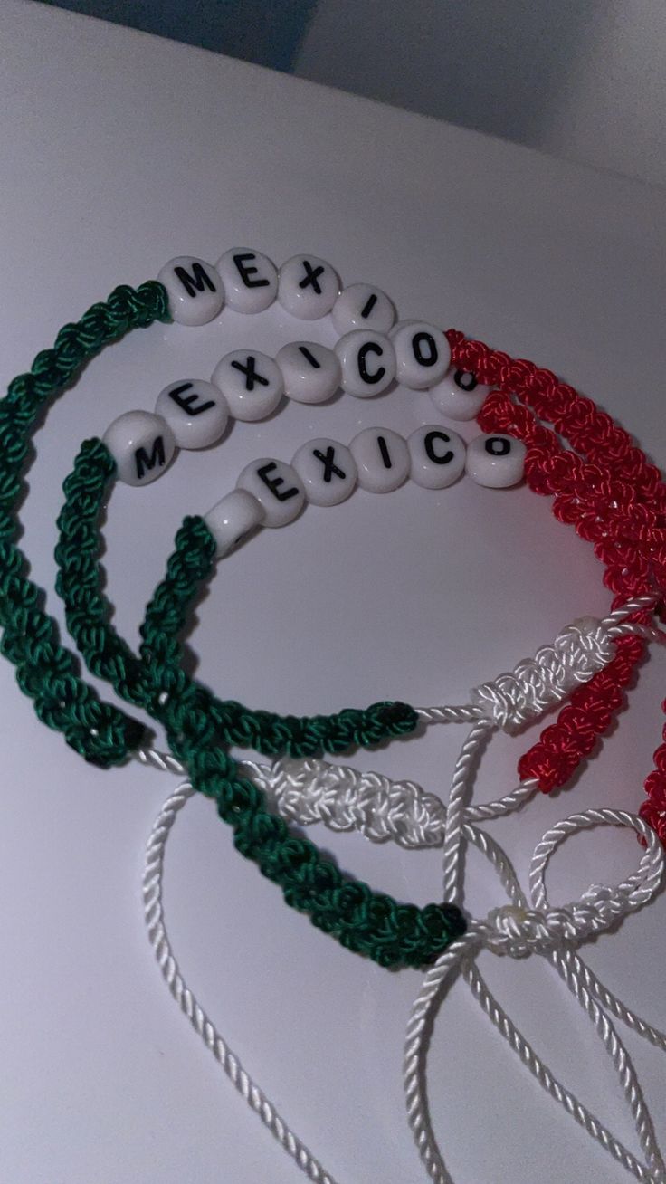 Comes with three colors which are the colors of the Mexico flag. It is adjustable. Adjustable Bracelet Ideas, Mexico Bracelets, Ojo Bracelets, Mexican Bracelets, Club Merch, Hispanic Aesthetic, Bracelet Craft, Bracelets Ideas, Mexican Flags