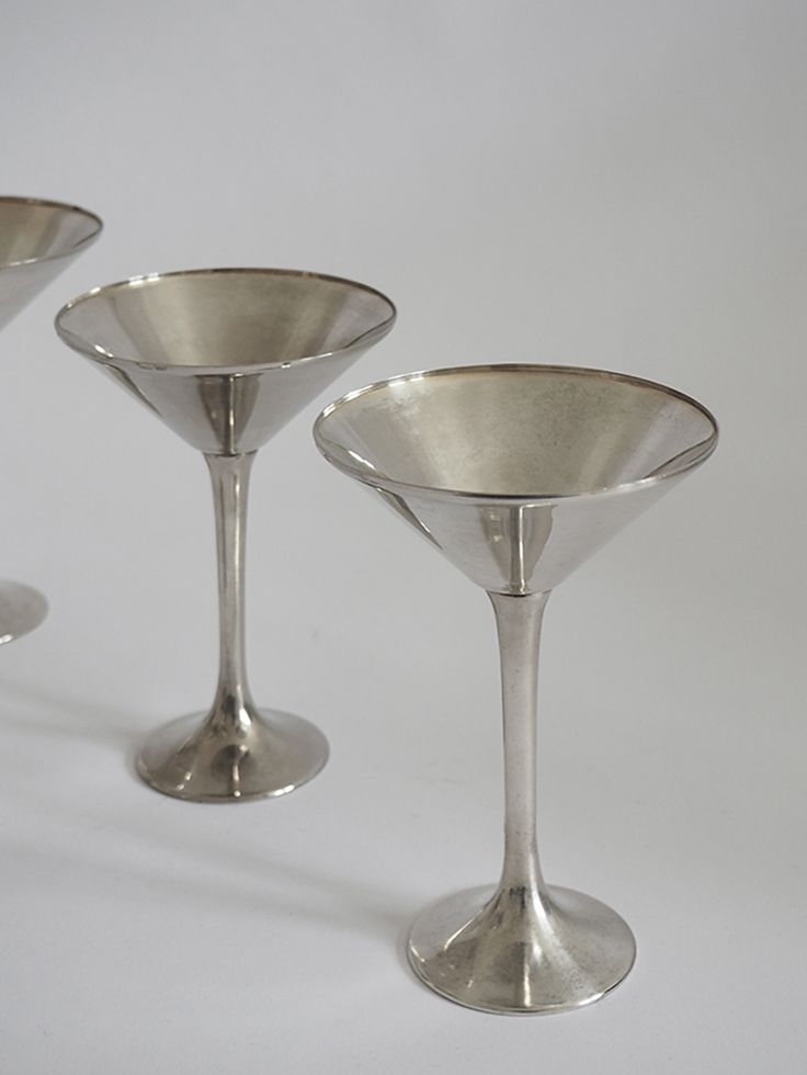 edgy martini or wine glasses unique tulip form. silver coated metal, chrome. made in the 70s - space age design. aesthetic, modern and timeless  tableware. white background. photography idea for content creators, minimalistic. Metallic Aesthetic Silver, Drink Glasses Aesthetic, Martini Glass Aesthetic, Vintage Glasses Aesthetic, Vintage Shop Aesthetic, Silver Interior Design, Vintage Minimalist Aesthetic, Minimalist Objects, Vintage Martini Glasses