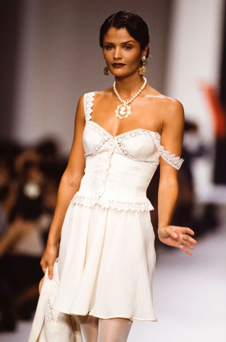 Valentino Primavera Estate 1994 | Valentino Garavani, 88 anni in 8 sfilate iconiche | Vogue Italia Valentino Runway, 90s Runway Fashion, Runway Fashion Couture, Vintage Runway, Original Supermodels, Runway Outfits, Helena Christensen, Modern Vintage Fashion, Liv Tyler