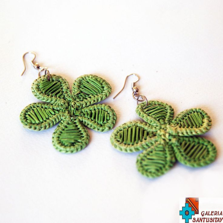 This beautiful delicate and soft earrings was made from Colombian cane -cana flecha (latin name gynerium sagitarum) Weaved in shape of flower Alpaca metal decorated. length 7 cm (2,75'') width 5 cm (1,75'') Bohemian Summer Jewelry In Flower Shape, Hippie Woven Jewelry For Summer, Hippie Woven Summer Jewelry, Hippie Summer Woven Jewelry, Green Flower Earrings For Beach, Bohemian Beach Jewelry With Handmade Flowers, Bohemian Handmade Flower Jewelry For Beach, Green Flower-shaped Earrings For Summer, Casual Green Flower Shaped Jewelry