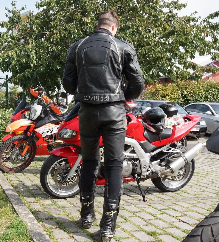 Tolle Typ von Recklinghausen NRW (7) | Ole Poulsen II | Flickr Biker Suit, Leather Fashion Men, Bike Leathers, Leather Clothes, Combat Armor, Motorcycle Culture, Motorcycle Leather, Bike Gear, Herren Outfit