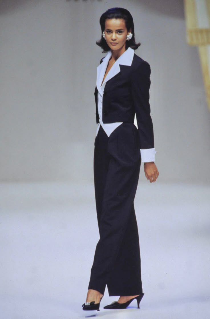 Balmain Collection, 90s Runway Fashion, Runway Fashion Couture, Corporate Fashion, 90s Runway, Corporate Outfits, Vintage Runway, Pierre Balmain, Mode Inspo