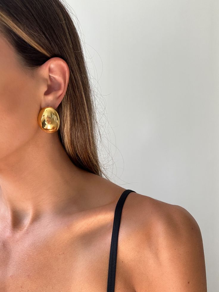 Statement earrings dome bubble earrings Harper jewelry gold earrings Jewelry Ad Campaign, Earing Photo Ideas, Minimalistic Jewelry Aesthetic, Earings Aesthetics Gold, Earrings Photoshoot Ideas, Earings Aesthetics, Earrings Photography Ideas, Statement Earrings Outfit, Bubble Jewelry