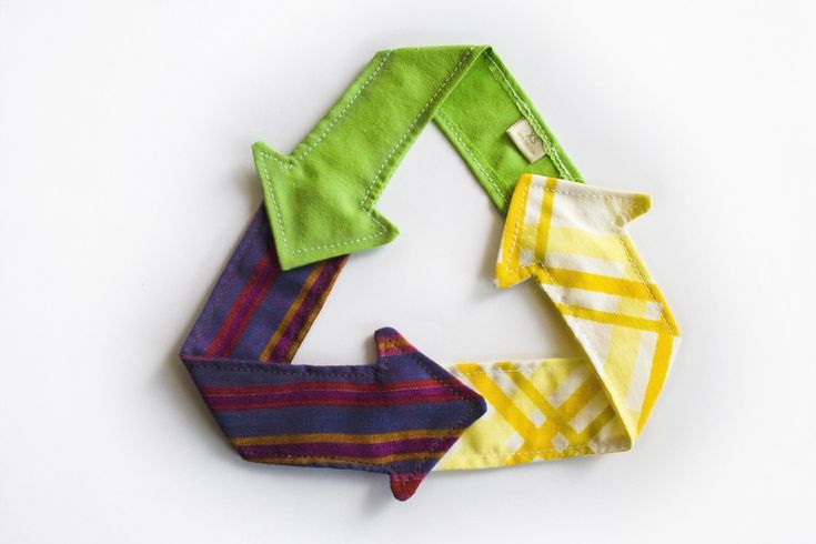 four pieces of cloth are arranged in the shape of a recyclable arrow