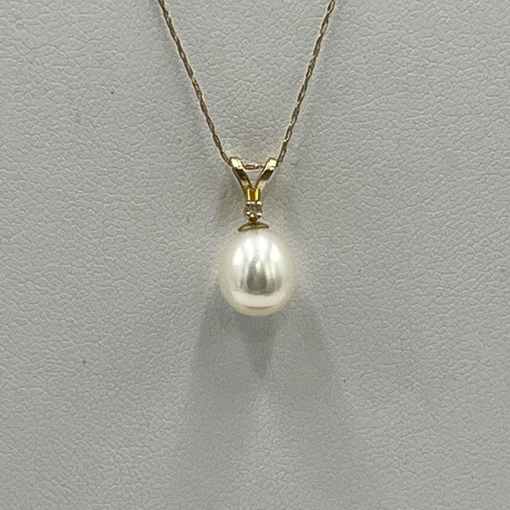 This Is A Wonderful Vintage 14kt Yellow Gold White Pearl And Diamond Necklace Stamped 14kt Fic The White Pearl Measures Approximately 7.2 Mm X 8.8 Mm And Has A Beautiful Luster. The Diamond Chip Measures Approximately 1.5 Mm In Diameter. Total Weight Is 1.28 Grams This Necklace Measures Approximately 19" Classic 14k Gold Necklaces, Classic 14k White Gold Necklace, Classic 14k Gold Necklaces With Bail, Classic Yellow Gold Necklace With Bail Detail, Classic Necklaces With Round Pendant And Bail, Formal 14k Gold Necklace With Pearl Pendant, Classic Yellow Gold Necklaces, Classic Yellow Gold Necklace, Timeless White 14k Gold Jewelry