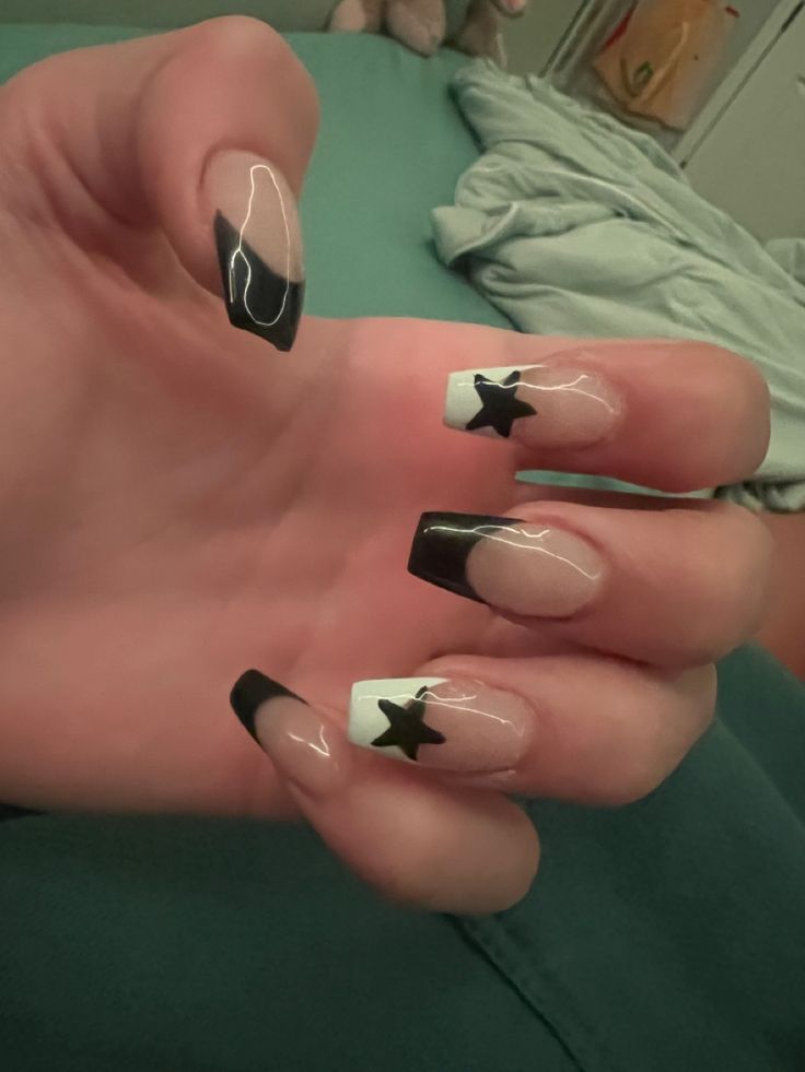 Emo Estilo, Nail Ideas Black And White, Star Nails Black, Black And White Star Nails, Red And White Nails, Graduation Nails, Heart Nail Art, Grunge Nails, Nail Design Inspiration