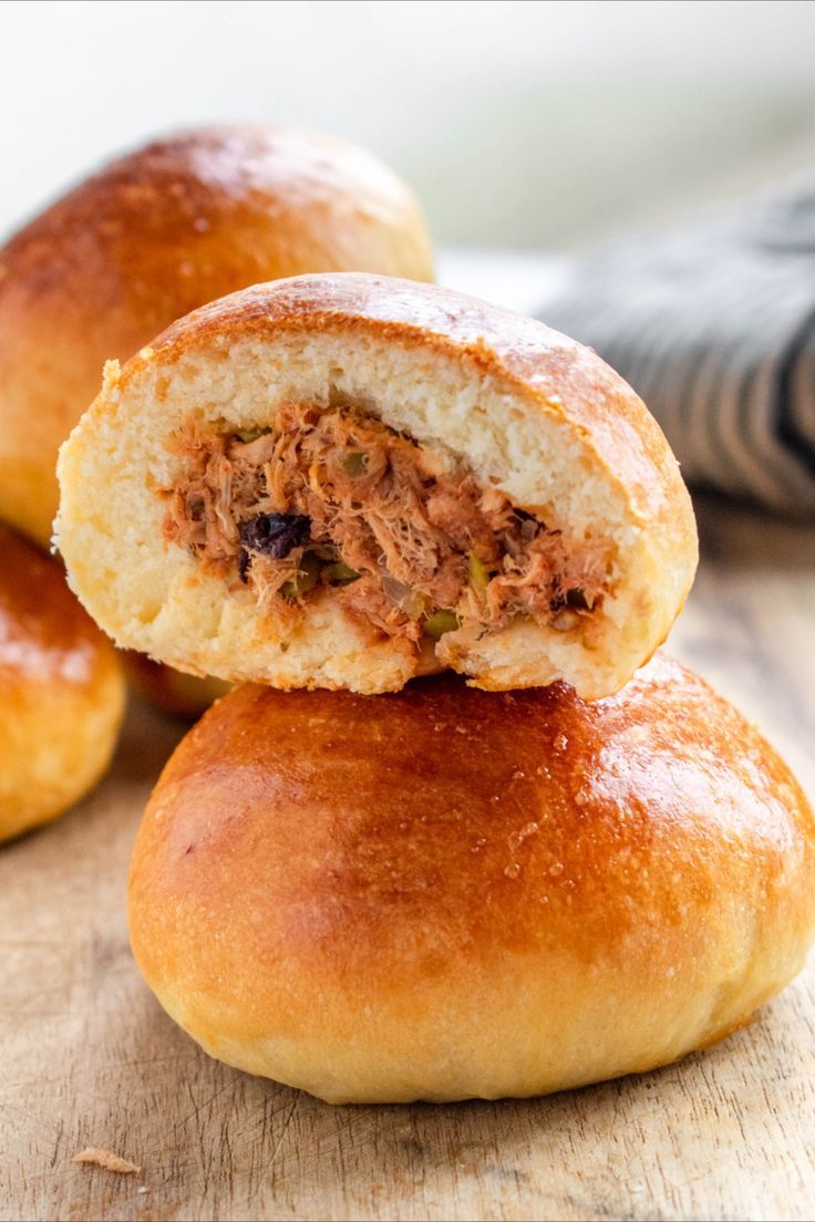 small buns filled with a tuna mixture Bread With Filling Recipes, Burger Filling Ideas, Tuna Buns Recipes, Stuffed Buns Recipe, Caribbean Snacks, Tuna Buns, Bread Pit, Japanese Buns, Bread Character