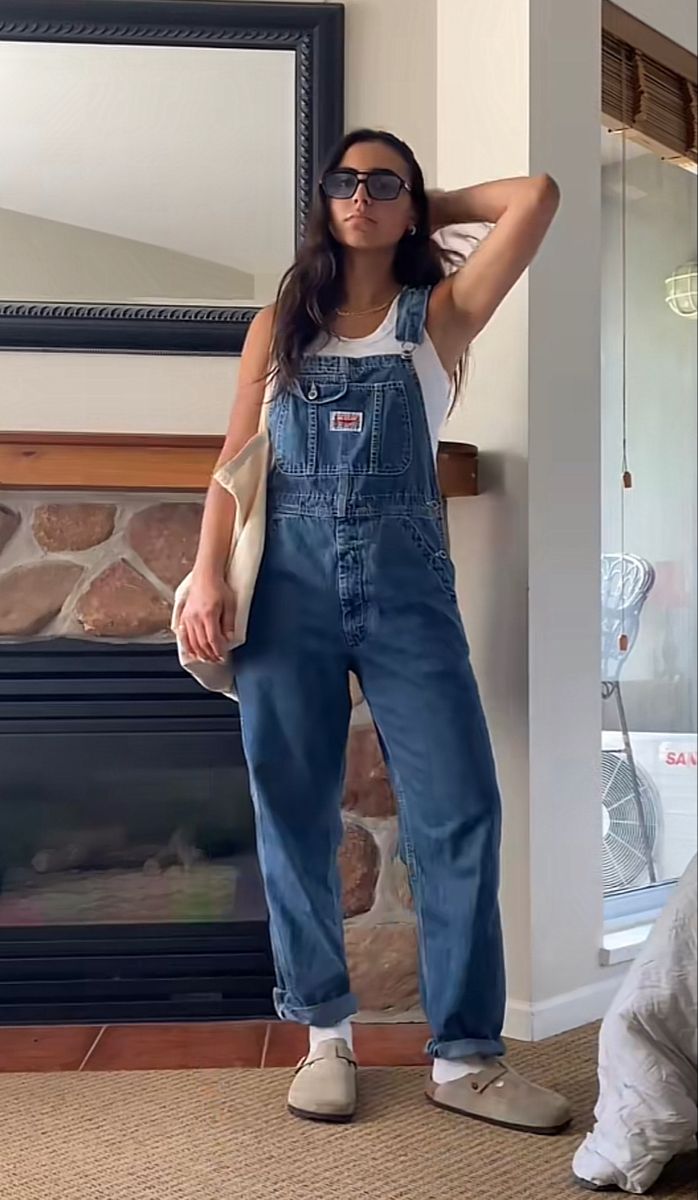 Carpenter Overalls Outfit, Jean Overalls Outfit Summer, Corduroy Dungarees Outfit, Oversized Overalls Outfit Winter, Plus Size Denim Overalls Outfit, Dark Denim Overalls Outfit, Overalls Outfit Inspiration, Oversize Overalls Outfit, Sweaters And Overalls