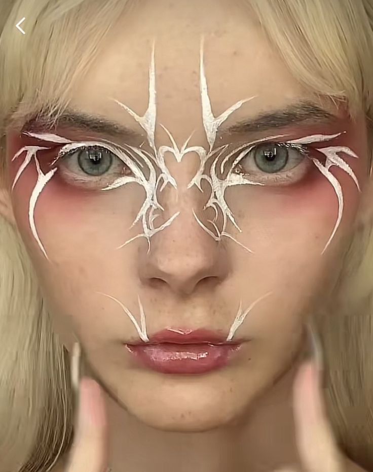 When I look at this I think of the owl prince from labyrinth, I think it's the hair Graphic Eyeliner Tutorial, Futuristic Makeup, Drag Make-up, Graphic Makeup, Rave Makeup, Graphic Eyeliner, Natural Make Up Looks, Smink Inspiration, Ethereal Makeup