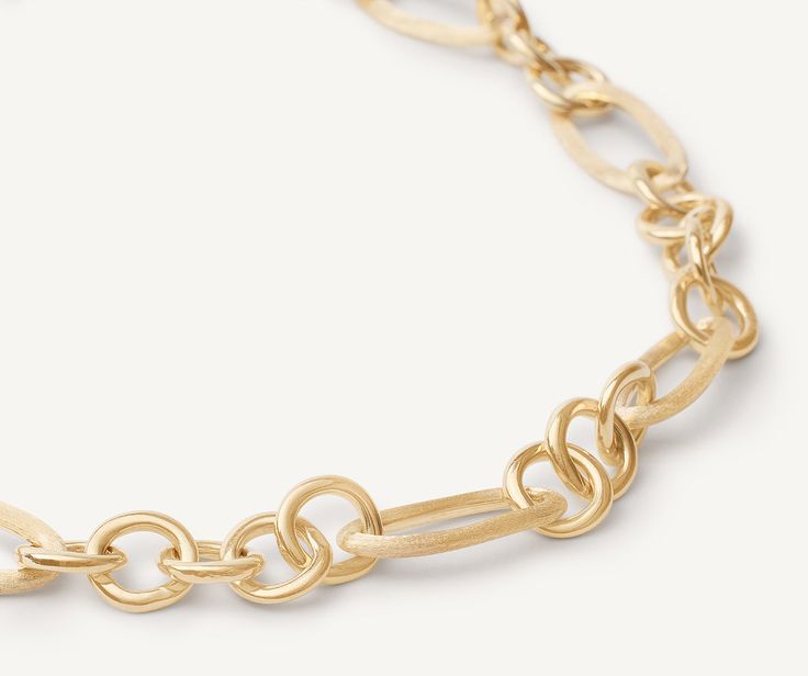 This chain necklace is made up of oval elements in 18K yellow gold, finely hand-engraved using the ancient Florentine technique, alternated with circular elements in polished gold. The interplay of polished and engraved finishes gives the piece a brilliant yet discreet quality: a new chain model with a strong character. Oval Yellow Gold Necklace With Figaro Chain, Elegant Engraved Oval Link Necklaces, Engraved Yellow Gold Oval Link Jewelry, Elegant Engraved Oval Link Necklace, Elegant Oval Link Engraved Necklace, Yellow Gold Oval Necklace With Figaro Chain, Formal Oval Link Engraved Necklace, Engraved Yellow Gold Chain Link Jewelry, Formal Engraved Oval Link Necklace