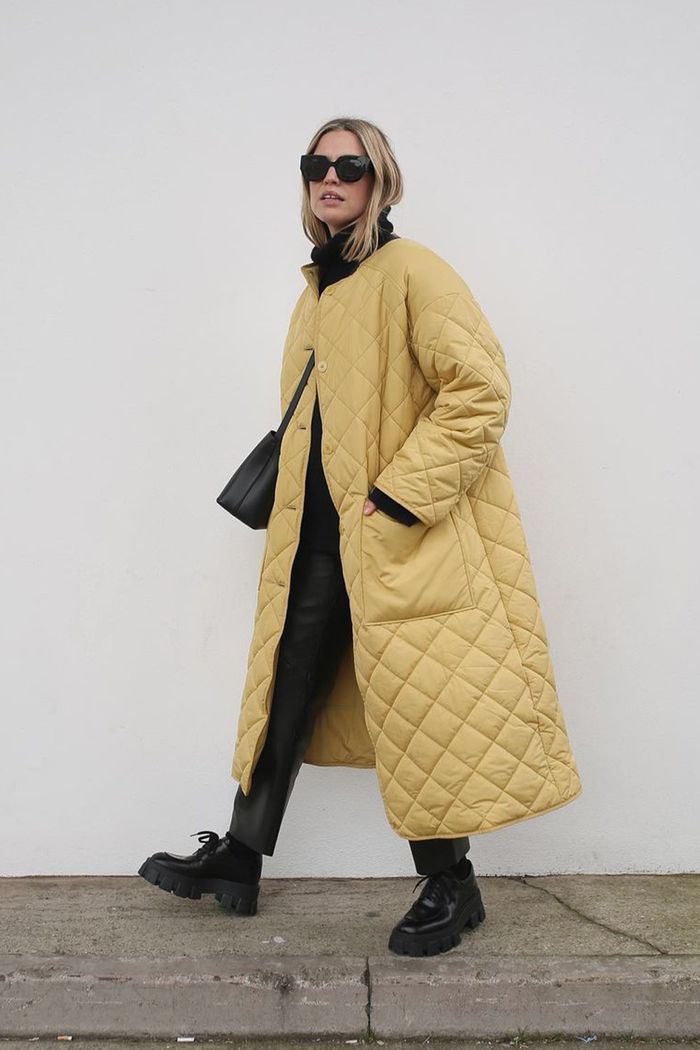 5 Ways to Wear a Duvet Coat If You're Not Usually a Puffer-Coat Person Alexis Foreman, Puffer Coat Outfit, London Winter Fashion, Best Puffer Jacket, Duvet Coat, Yellow Coat, Coat Trends, Wearing All Black, 2020 Fashion Trends