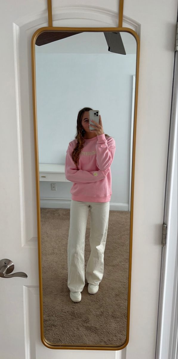 Pink sweatshirt cream pants mirror pic Pink Nike Sweatshirt Outfit, Outfit Ideas With White Sweatpants, Pink Crew Neck Outfit, Essential Crewneck Outfit, Sweatpants Sweatshirt Outfit, Pink Crewneck Outfit, Cream Sweatpants Outfit, Sweatpants And Sweatshirt Outfit, Comfortable Outfits Lazy Days