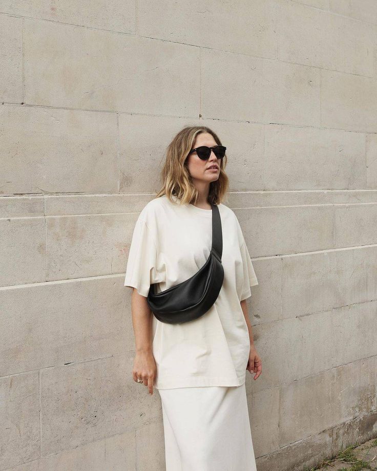 This COS Crossbody Bag Is Under £100 but Looks Designer | Who What Wear UK Cream Knitwear, Alexis Foreman, Cos Bags, Crossbody Bag Outfit, Banana Bag, Street Style Bags, Perfect Handbag, Mode Inspo, Gold Fashion