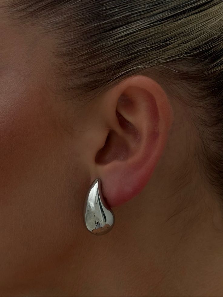 DETAILS • Metal: s925 • Durable, Hypoallergenic, safe for sensitive skin Teardrop Earrings Silver, Silver Girly Jewelry, Sliver Earing Ideas, Trending Earrings 2024, Silver Teardrop Earrings, Aros Aesthetic, Minimal Silver Jewelry, Earrings Aesthetic Silver, Jewellery Lookbook