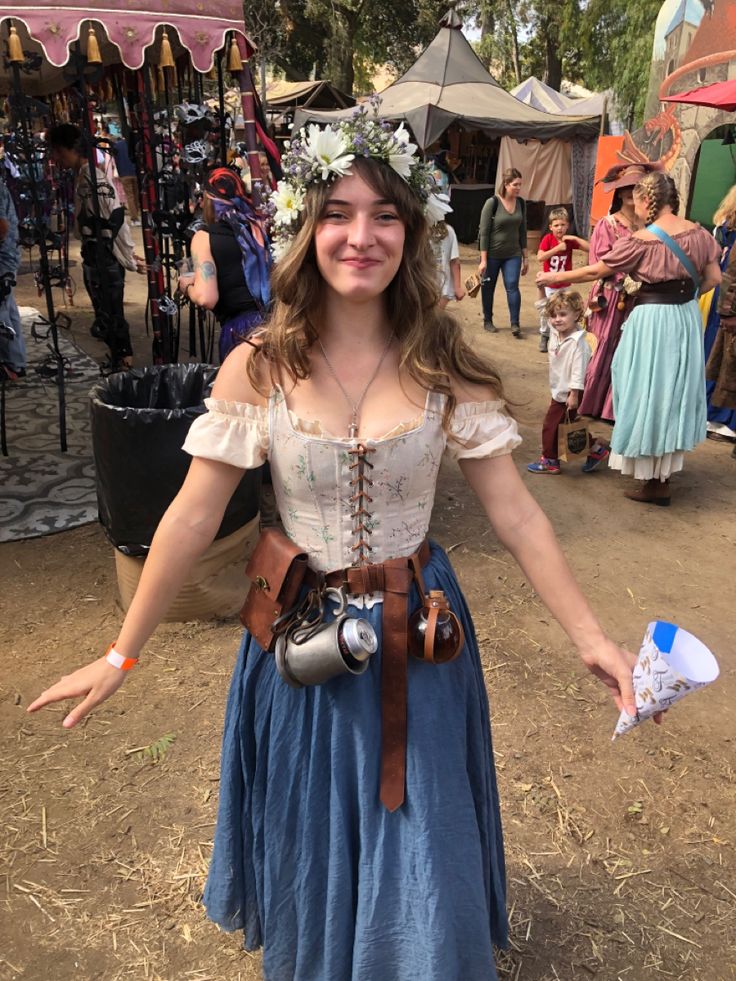 Bar Wench Costume, Rennisance Festival Costume, Rennaisance Festival Outfit, Bar Maid Outfit Ren Faire, Cute Ren Fair Outfits, Renn Fest Outfit, Renessance Fair Outfit, Ren Faire Couple Costume, Medival Outfits Woman Aesthetic