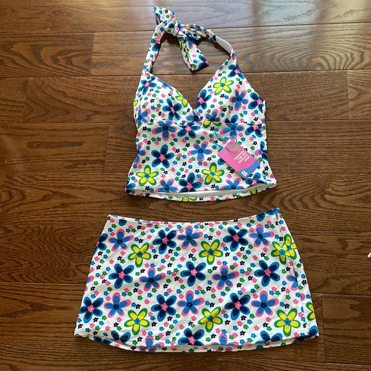 Brand Is Blackbough Swim Top Size Medium Skirt Size Large Both Brand New With Tag Super Cute Set!! This Website Doesn’t Allow Refunds Swim Skirt Aesthetic, Swim Skirt Set, Fitted Floral Print Swim Skirt For Spring, Fitted Floral Print Swim Skirt, Midsize Swimwear, Bathing Suit With Shorts, Cute Tankinis, Spring Bikinis, Swimsuit Ideas