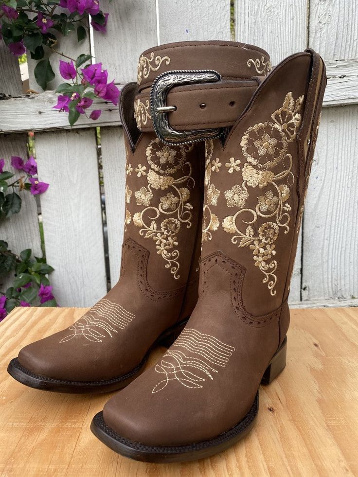 Bota Exotica - Western Boots and Western Belt for Women / Botas Vaqueras y CInturon Vaquero para Mujer The price already INCLUDES tax and shipping in the United States! / El precio ya INCLUYE tax y envio a cualquier parte de los Estados Unidos! Gorgeous embroidered boots with their matching belt combo! / ¡Combo de bell Boots For Women Square Toe, Cute Boots Cowgirl, Mexican Boots For Women Outfits, Western Riding Boots Womens, Mexican Boots Aesthetic, Boots For Women Cowgirl, Boots For Quince, Cowboy Work Boots, Boots For Women Western