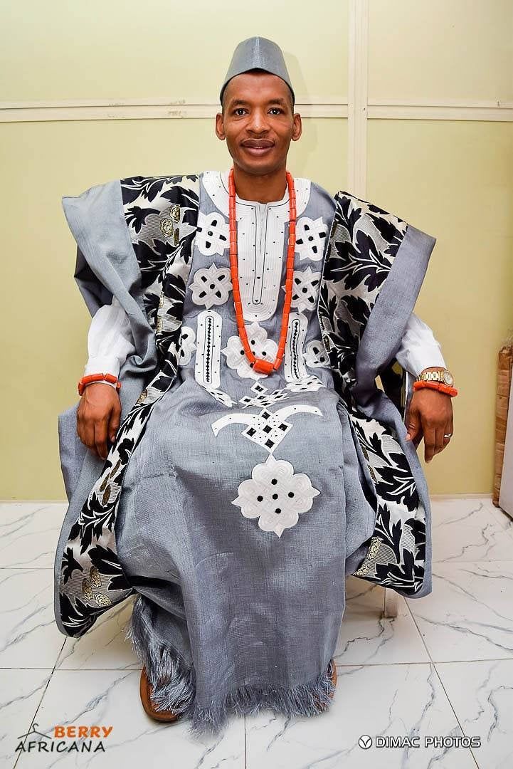 This Grey Aso-oke Agbada Set for Men, made with love for that Royal look for a Groom or Celebrant who refuses to settle for the ordinary. *Available for Immediate Shipping in Medium Size as pictured.* This 4 pieces Native Attire comprising of the : ●Outer wear, called the Agbada ● A White Kaftan Top worn inside and ●a Sokoto which is the trouser pant to go with it. ● A Cap Ideal for Weddings, Birthday, and all sort of Celebrations. If you would like this in another Size other than Medium, we wou White Embroidered Agbada For Wedding, Traditional Embroidered Agbada For Wedding, Yoruba Bride, Royalty Dress, White Kaftan, Kaftan Tops, African Wedding Attire, Nigerian Men Fashion, Traditional Wedding Attire